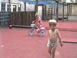 Urspr�nglich: im Hintergrund Kletterwand und vier Schaukeln 