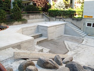 Neuer Stiegenaufgang und erh�hter Sitzplatz