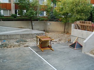 Fertiger Gussasphalt und gelieferter Kletterturm