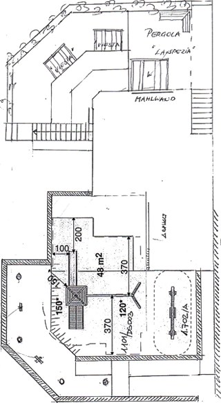 Kletterturm mit Schaukel und Rutsche